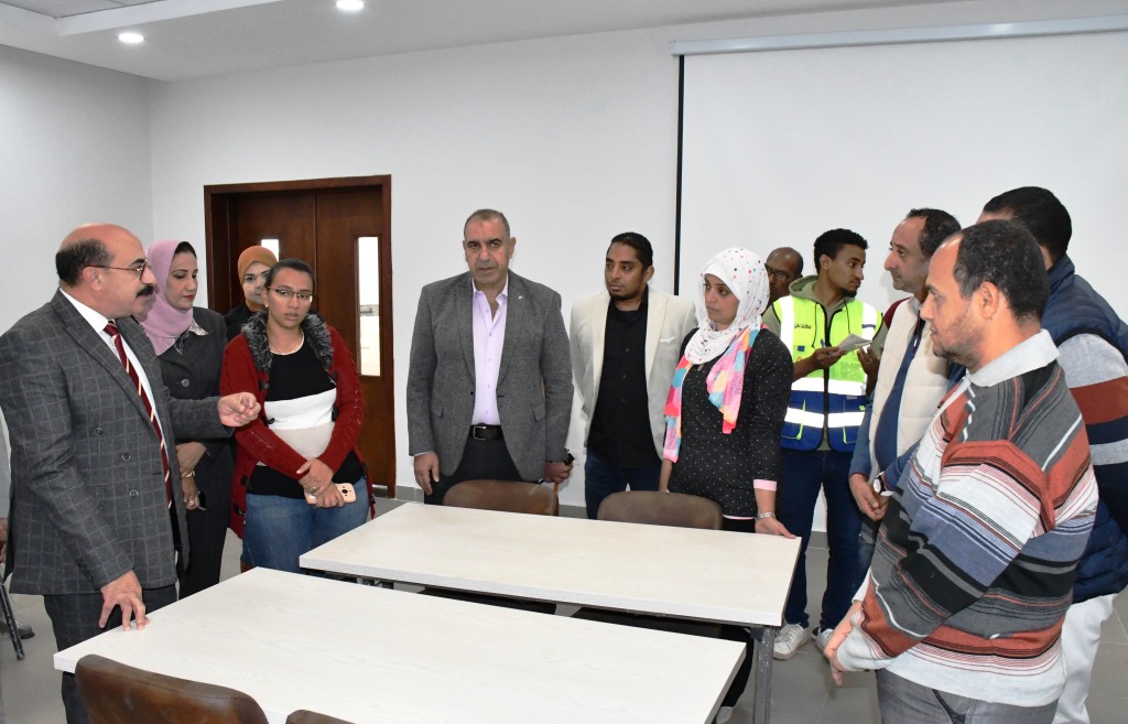 محافظ أسوان يتفقد اللمسات النهائيةتمهيدا لإفتتاح مكتبة مصر العامة