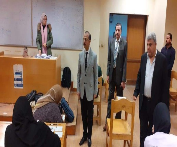 فوده يتفقد سير الامتحانات بكلية الحاسبات والذكاء الاصطناعي ببنها 