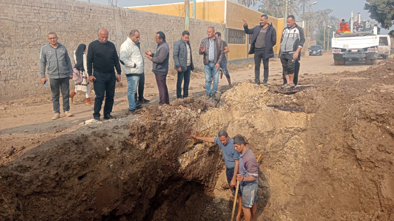 محافظ الجيزة  يوجه بسرعة إصلاح كسر مفاجئ بخط مياه قرية اللشت 
