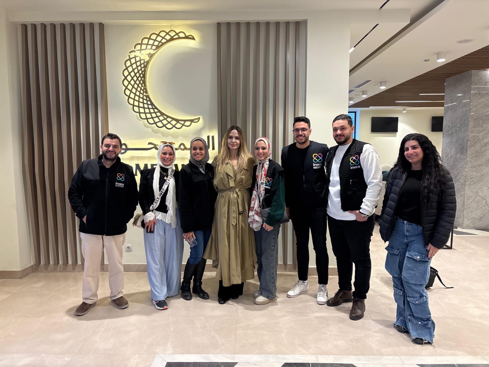  أنجلينا جولي مع طاقم المستشفى