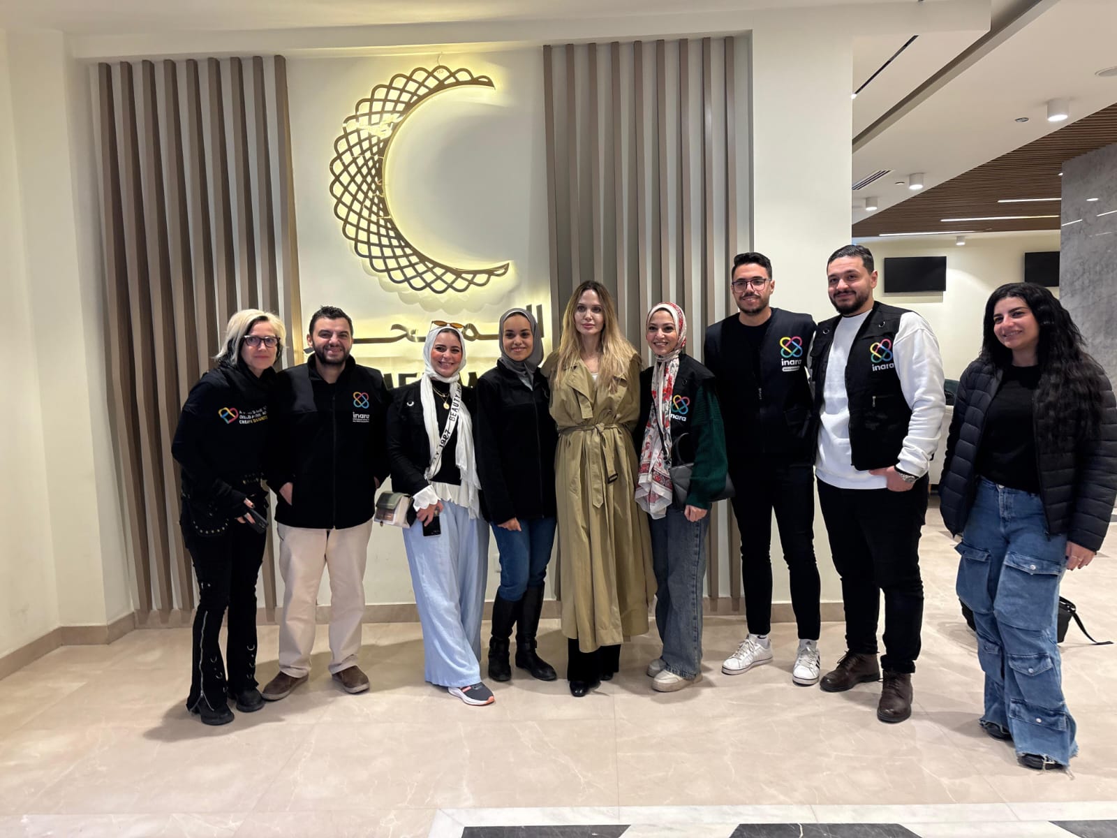  أنجلينا جولي مع طاقم المستشفى