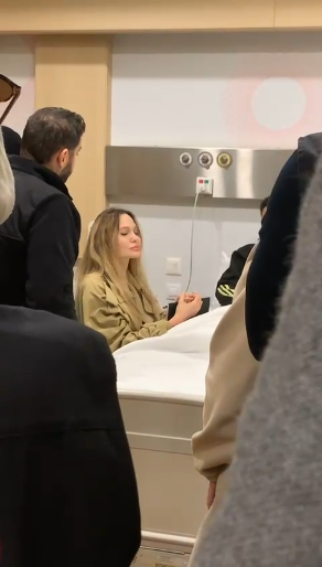 أنجيلينا جولي تتفقد المصابين في مستشفى المحور