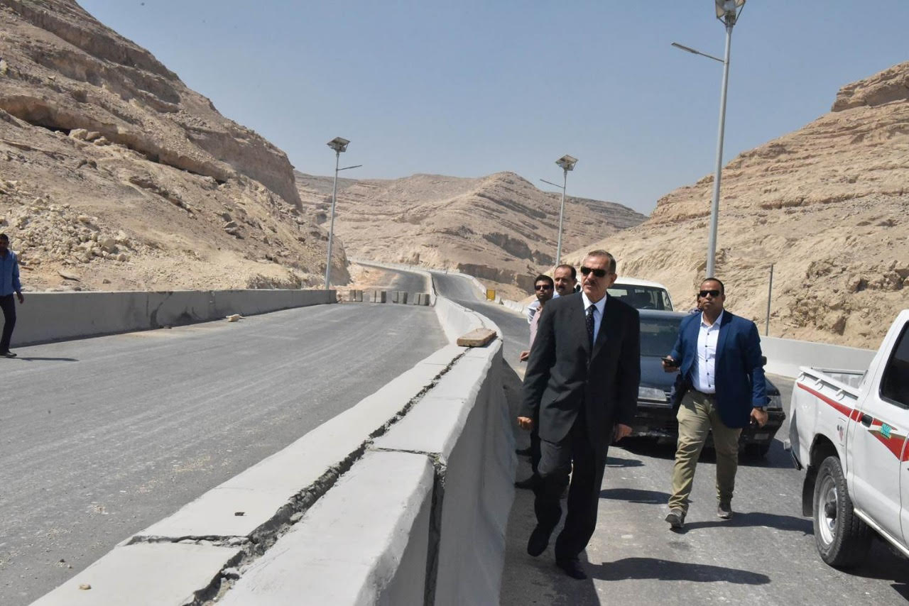 محافظ أسيوط يتفقد أعمال محور الهضبة الغربية 