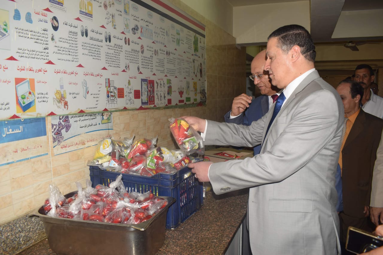 رئيس جامعة بنها يتفقد مطاعم ومخازن التغذية بالمدن الجامعية ويتابع تسكين الطلاب 