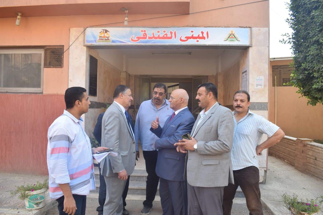 رئيس جامعة بنها يتفقد مطاعم ومخازن التغذية بالمدن الجامعية ويتابع تسكين الطلاب 