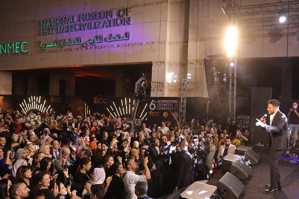 بالصور  .. حماقي يوجه التحية للرئيس عبد الفتاح السيسي خلال احيائه اول حفل ب 