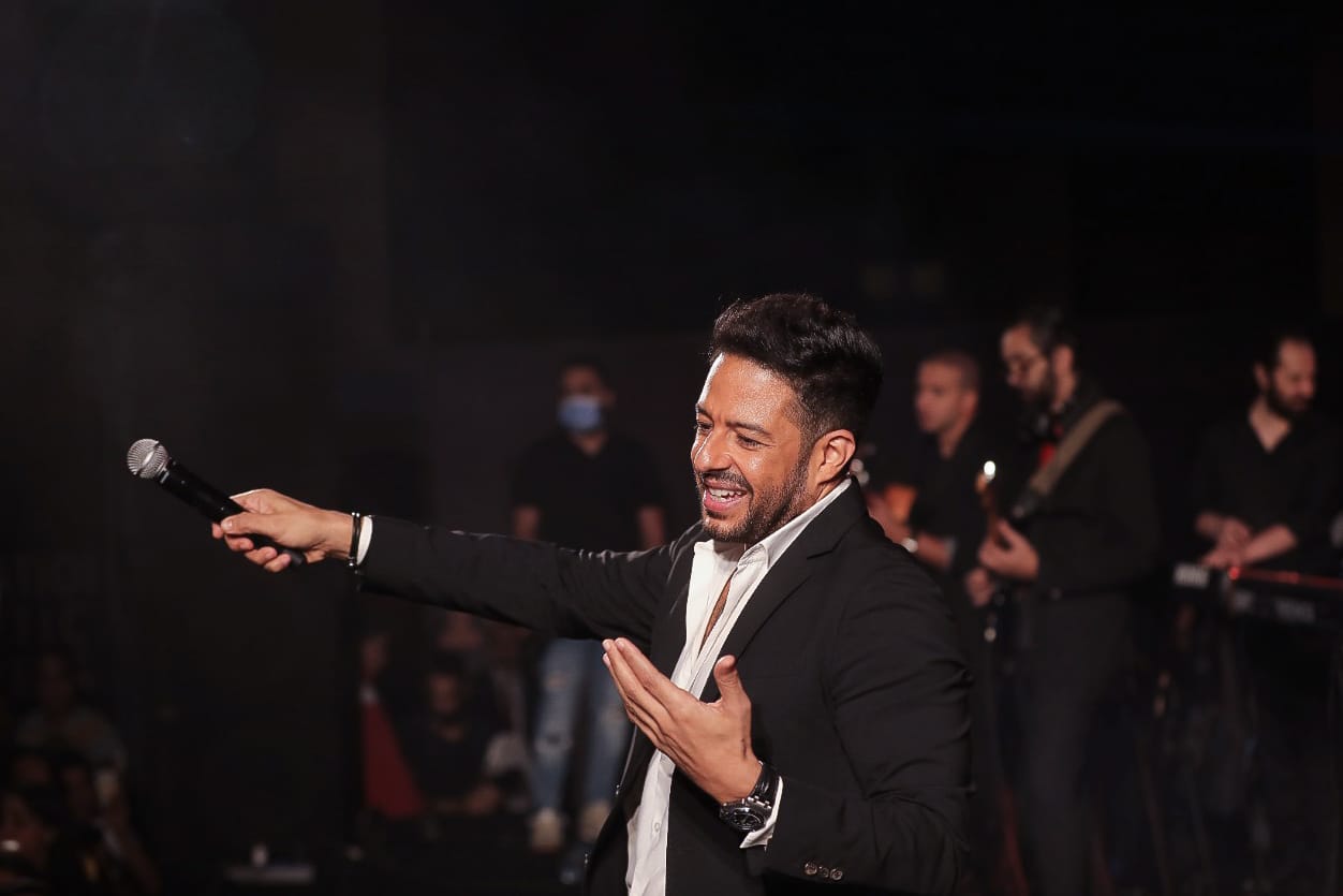 بالصور  .. حماقي يوجه التحية للرئيس عبد الفتاح السيسي خلال احيائه اول حفل ب 