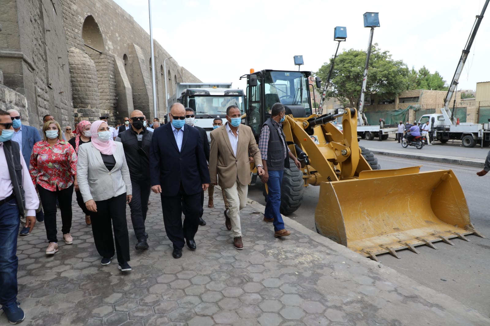 رفع اطنان المخلفات عن سور مجرى العيون