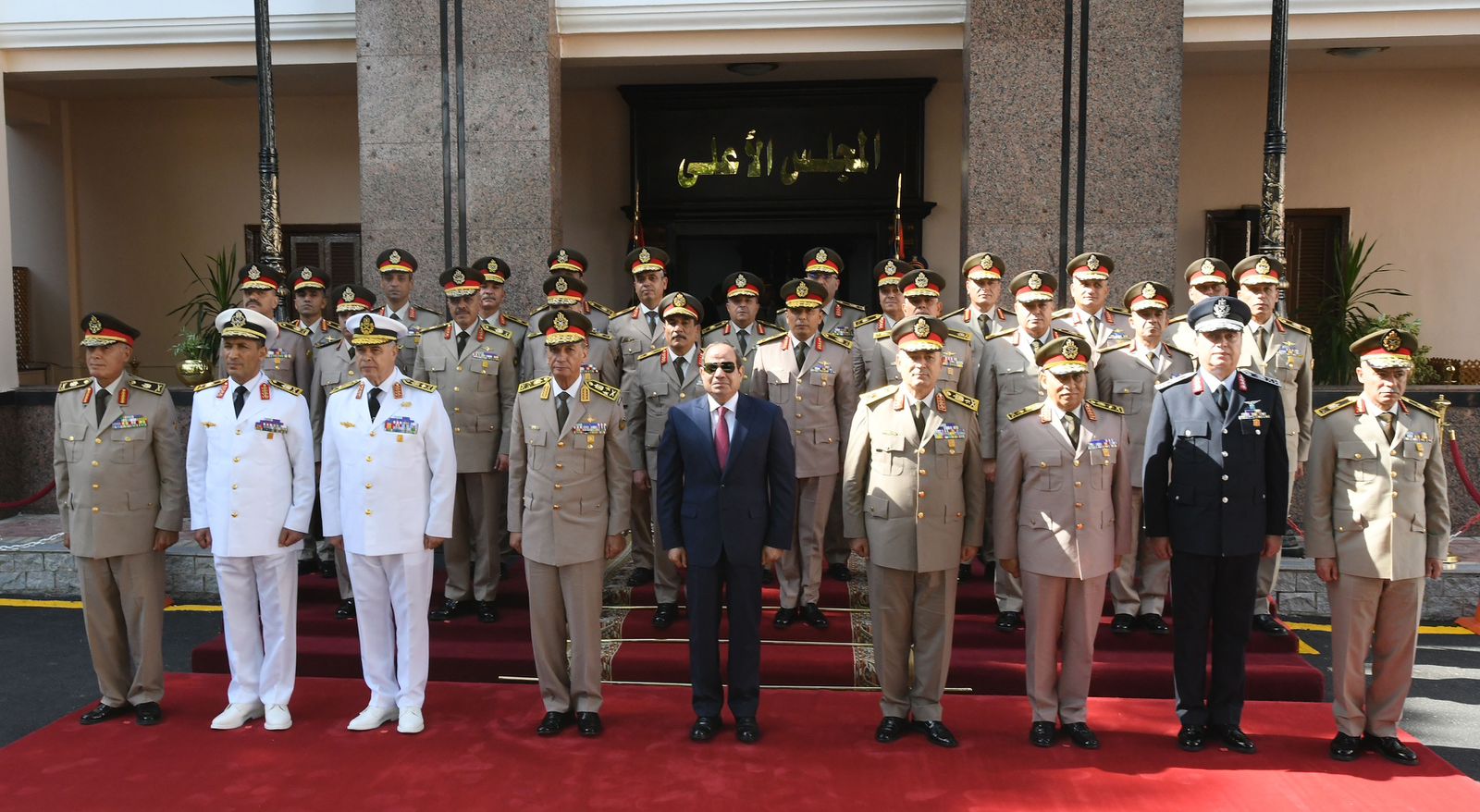 المتحدث الرئاسي ينشر صور اجتماع الرئيس السيسي بالمجلس الأعلى للقوات ا