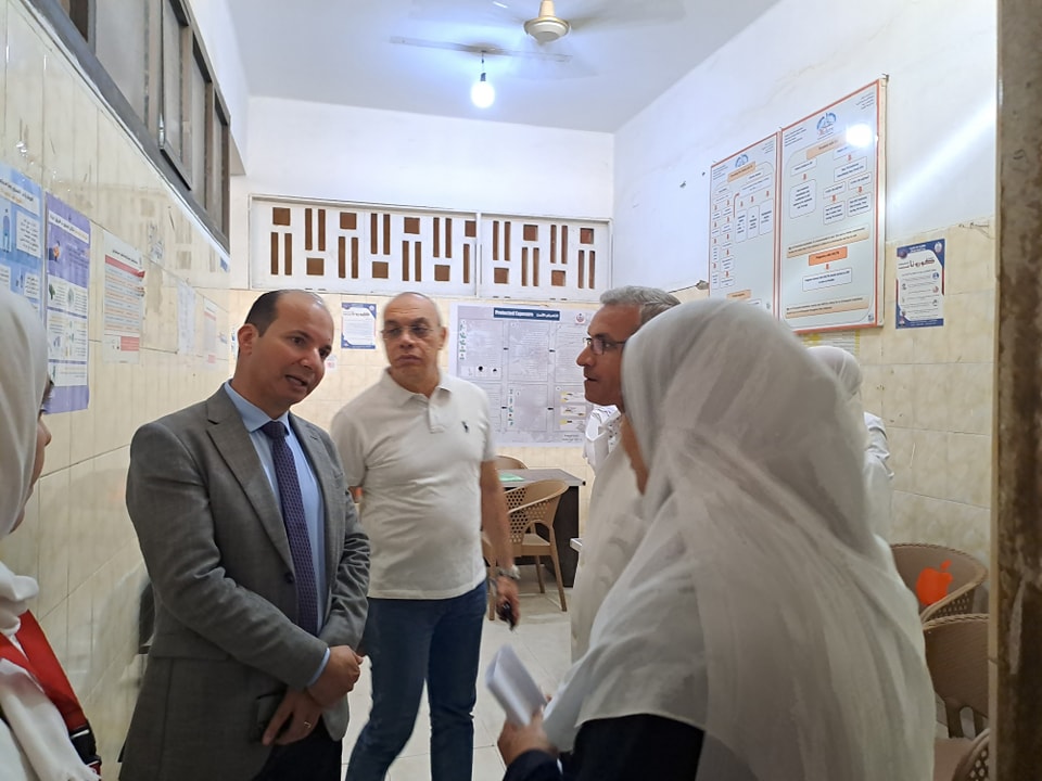 وكيل وزارة الصحة بالقليوبية خلال زيارته لمستوصف صدر بنها