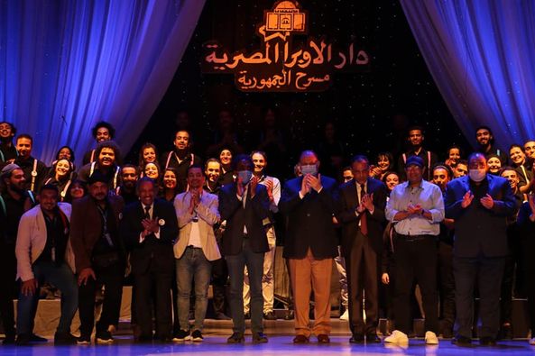 محافظ أسيوط ورئيس هيئة قصور الثقافة يشهدان العرض المسرحي