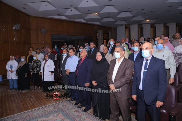 مستشفيـات جامعـة المنوفيـة تكـرم أميـن عـام الجامعــة 