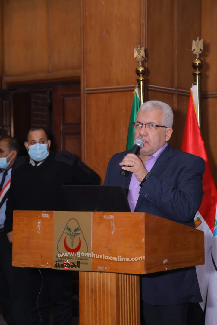 مستشفيـات جامعـة المنوفيـة تكـرم أميـن عـام الجامعــة 