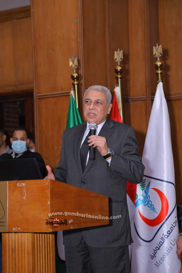 مستشفيـات جامعـة المنوفيـة تكـرم أميـن عـام الجامعــة 