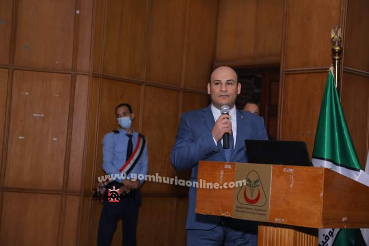 مستشفيـات جامعـة المنوفيـة تكـرم أميـن عـام الجامعــة 