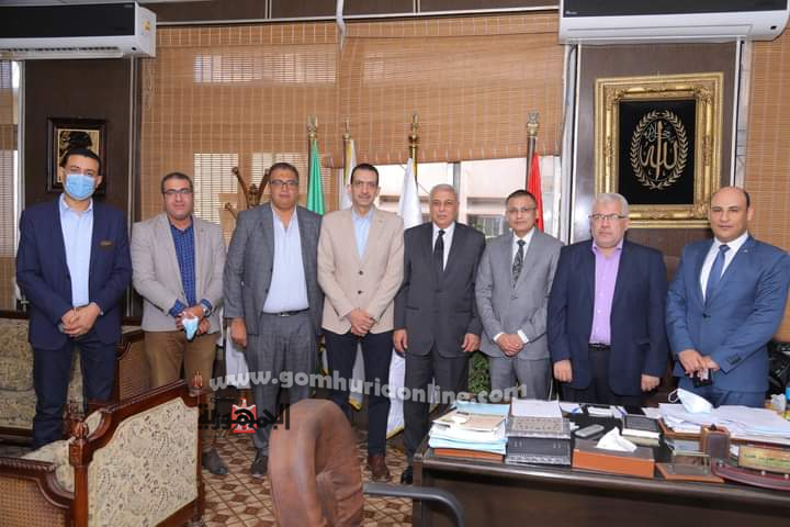 مستشفيـات جامعـة المنوفيـة تكـرم أميـن عـام الجامعــة 