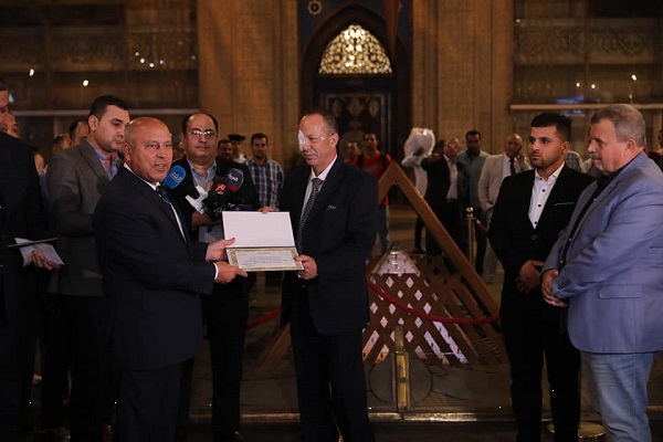 وزير النقل يكرم احد سائقى القطارات