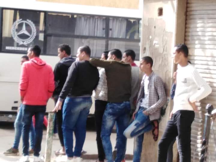 أولياء امور الطالبات يستغيثون من معاكسة وتحرش  الشباب المراهق  بالطالبات فى شارع المدارس ببلقاس