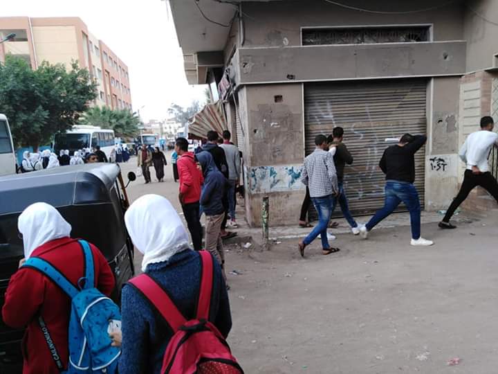 أولياء امور الطالبات يستغيثون من معاكسة وتحرش  الشباب المراهق  بالطالبات فى شارع المدارس ببلقاس