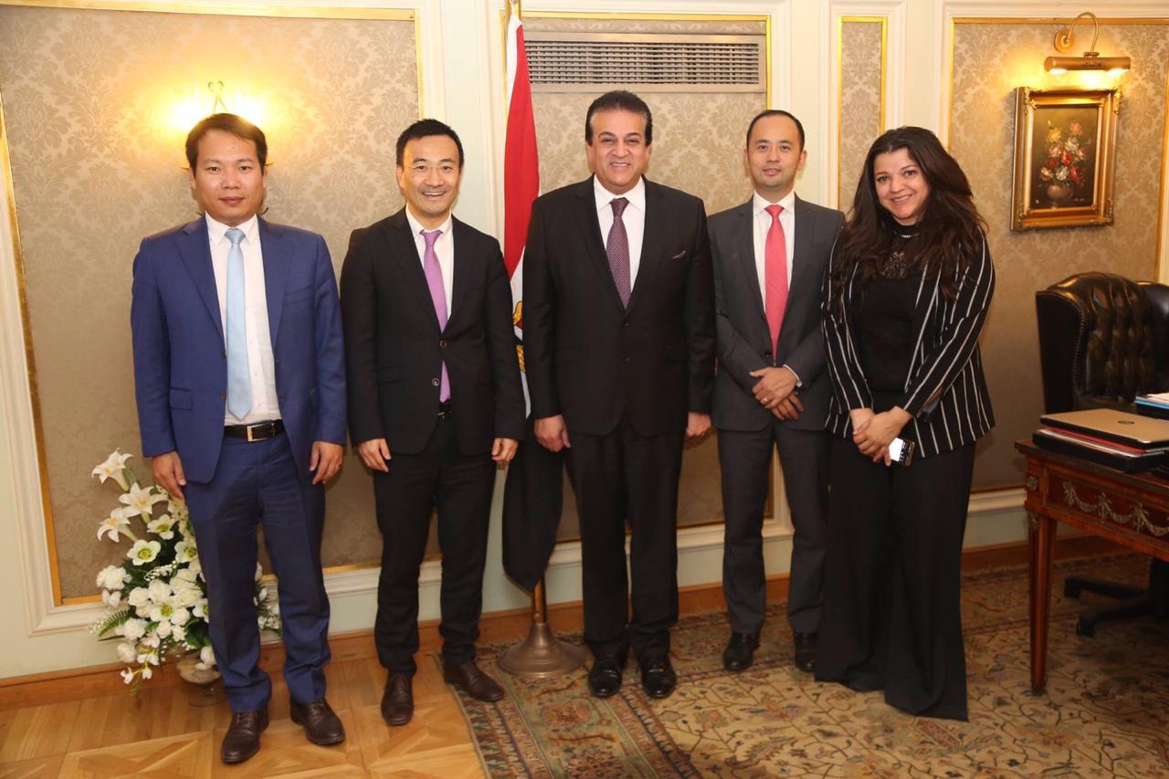 عبد الغفار يبحث آليات التعاون مع نائب رئيس هواوي الصينية