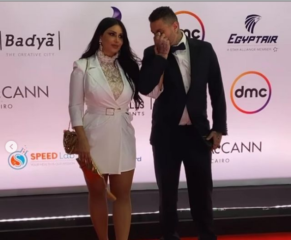 احمد الفيشاوى يثير الجدل بقبلة مثيرة لزوجتة على سجادة الحمراء.. صور