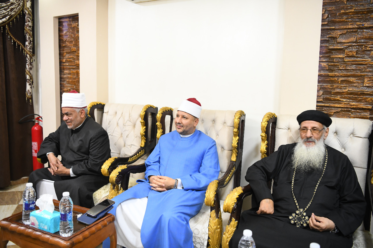 محافظ قنا يزور الأنبا تكلا لتهنئة  بالترقيه إلي رتبة مطران