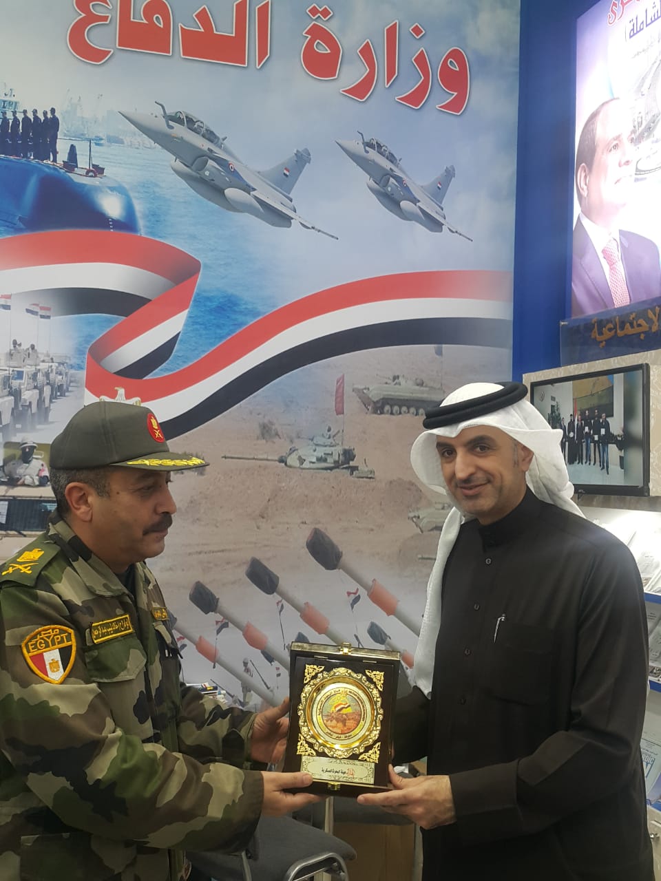 سفير البحرين  يزور جناح المملكة بمعرض القاهرة الدولي للكتاب