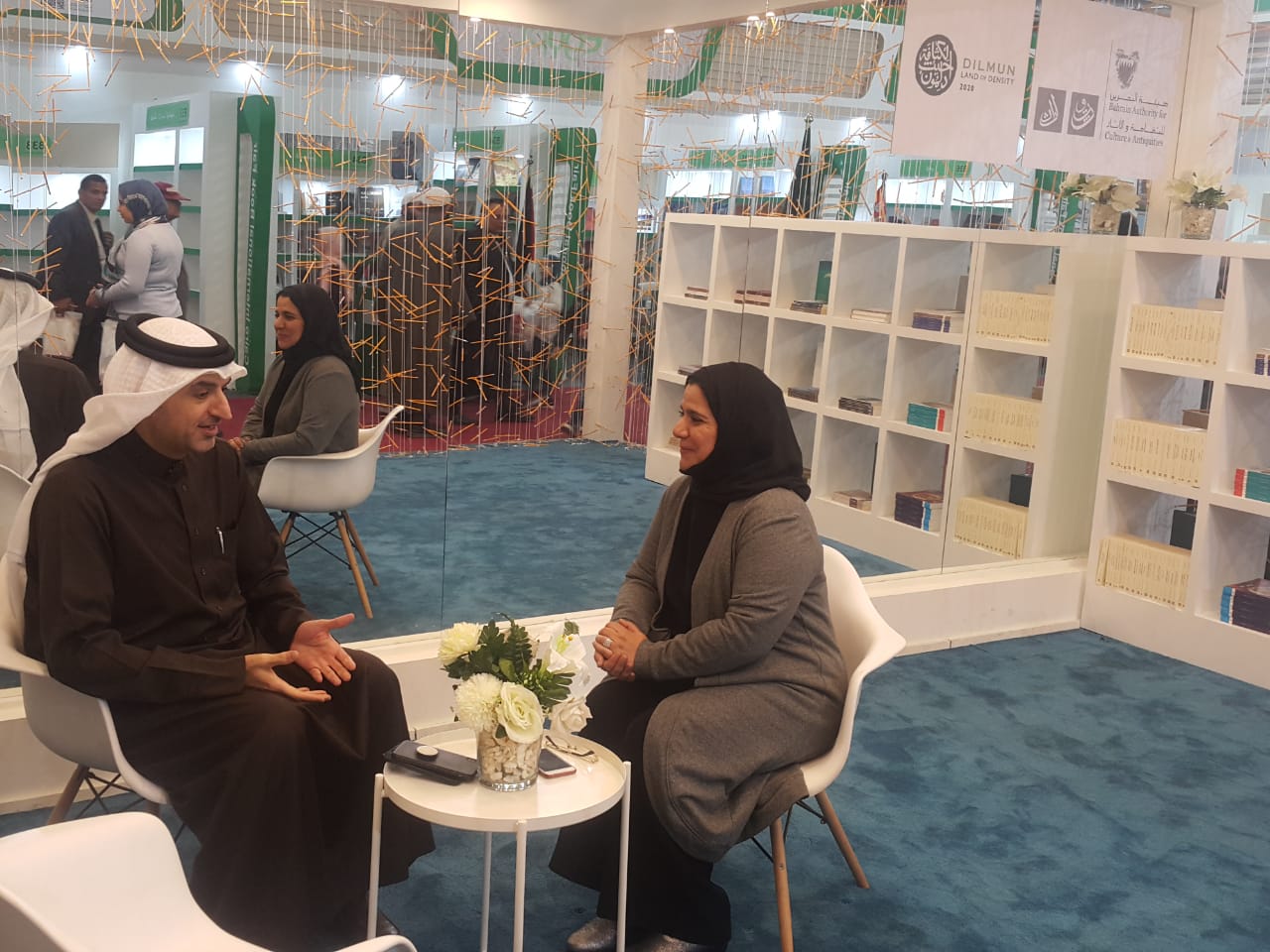 سفير البحرين  يزور جناح المملكة بمعرض القاهرة الدولي للكتاب
