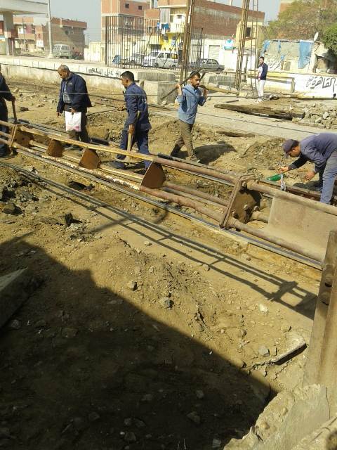 اصلاح كسر مفاجئ في خط مياه أسفل بلوك السكة الحديد بالتل الكبير.صور