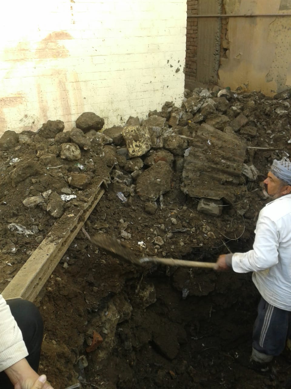 اصلاح كسر مفاجئ في خط مياه أسفل بلوك السكة الحديد بالتل الكبير.صور