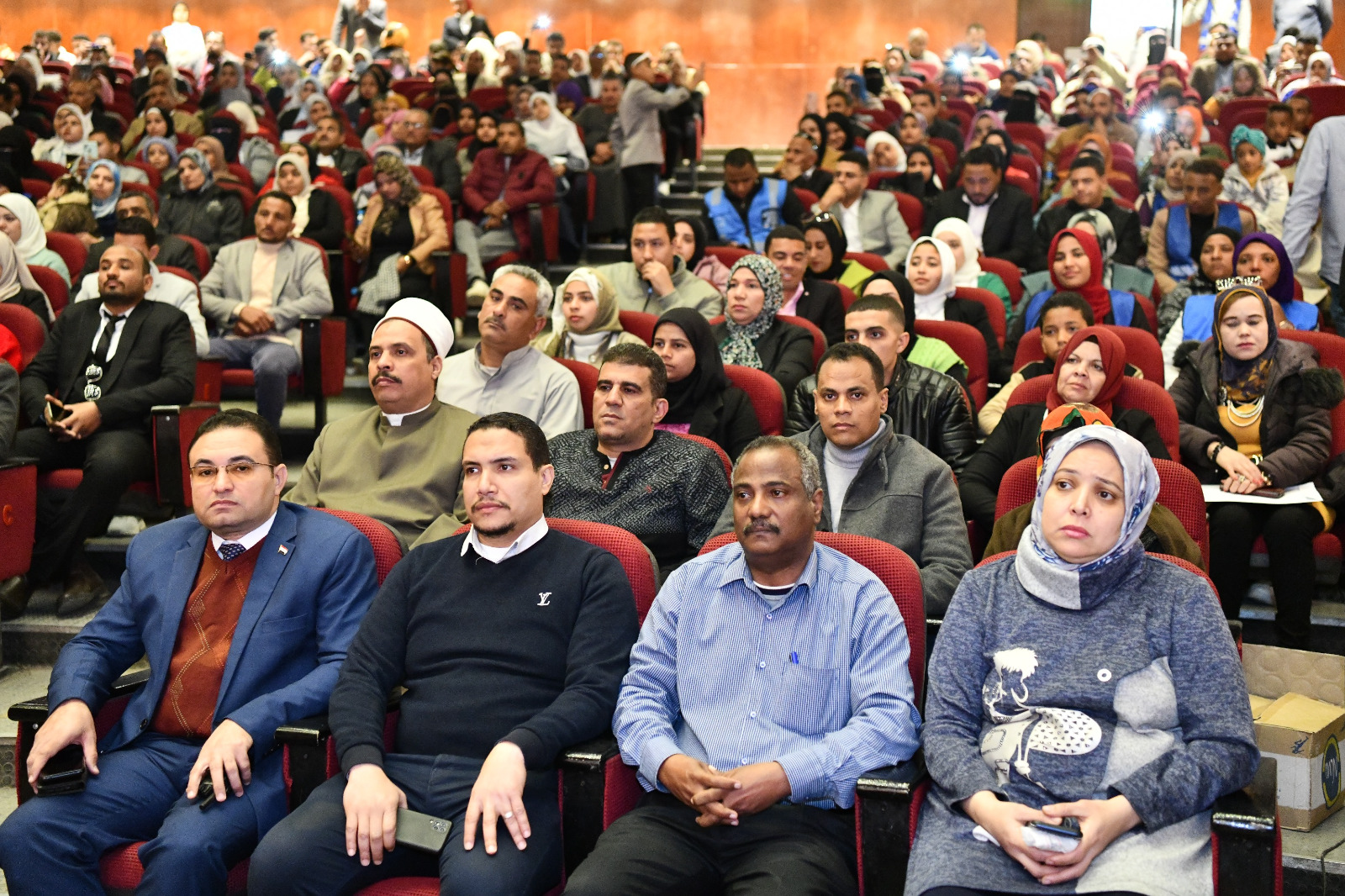 محافظ قنا يشهد حفل تكريم متطوعى مؤسسة حياه كريمة 