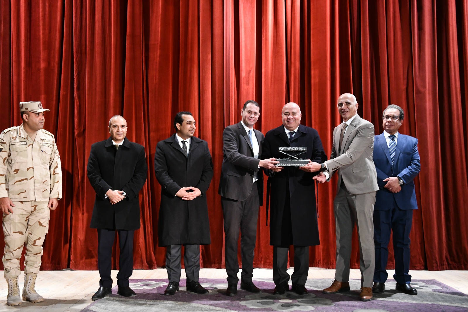 محافظ قنا يشهد حفل تكريم متطوعى مؤسسة حياه كريمة 