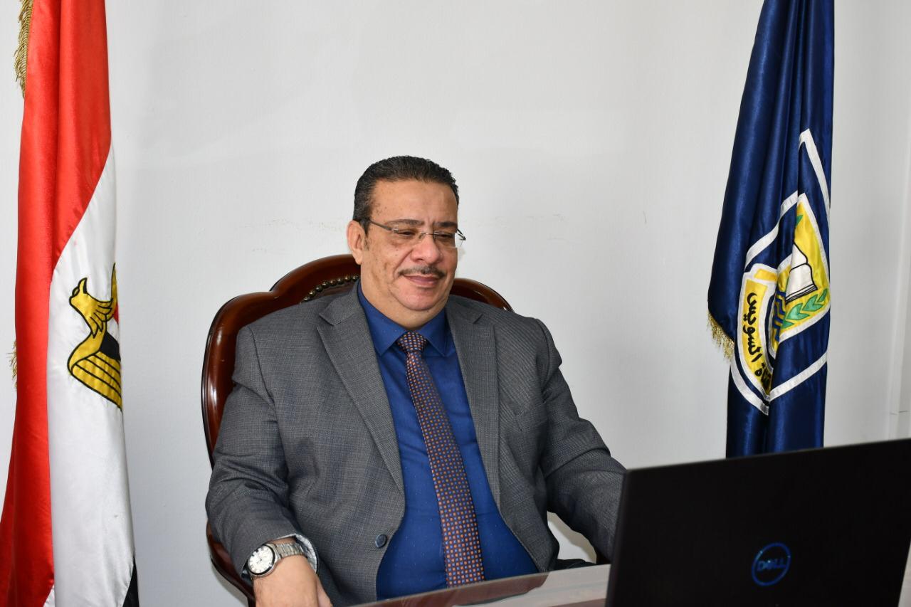 رئيس جامعة القناة يشارك باجتماع 