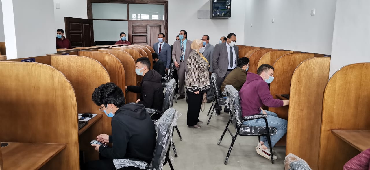 نائب رئيس جامعة بنها يتفقد أول اختبار الكترونى لطلاب كلية الحاسبات و سير الامتحانات بكلية الحقوق