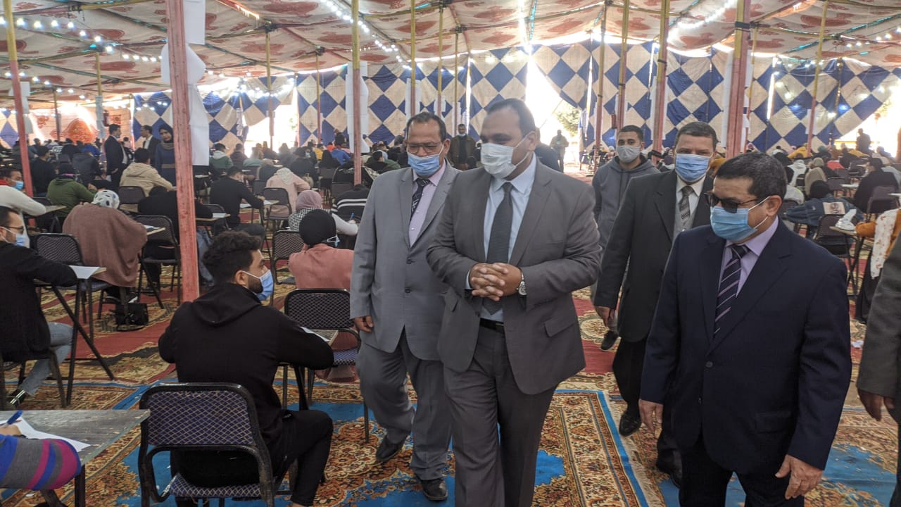 نائب رئيس جامعة بنها يتفقد أول اختبار الكترونى لطلاب كلية الحاسبات و سير الامتحانات بكلية الحقوق