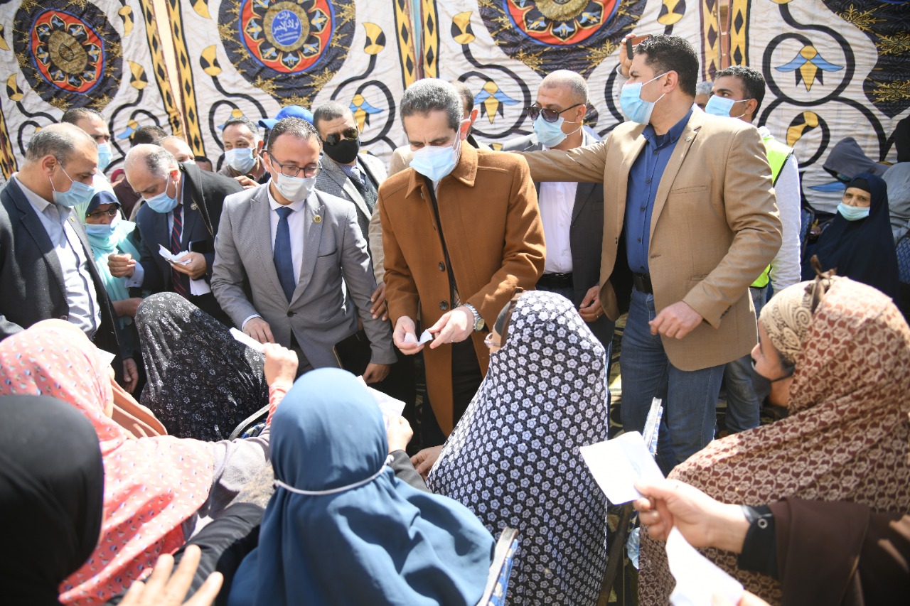 محافظ ونواب الغربية يشهدون فعاليات القافلة الاجتماعية بإخناواي-صور