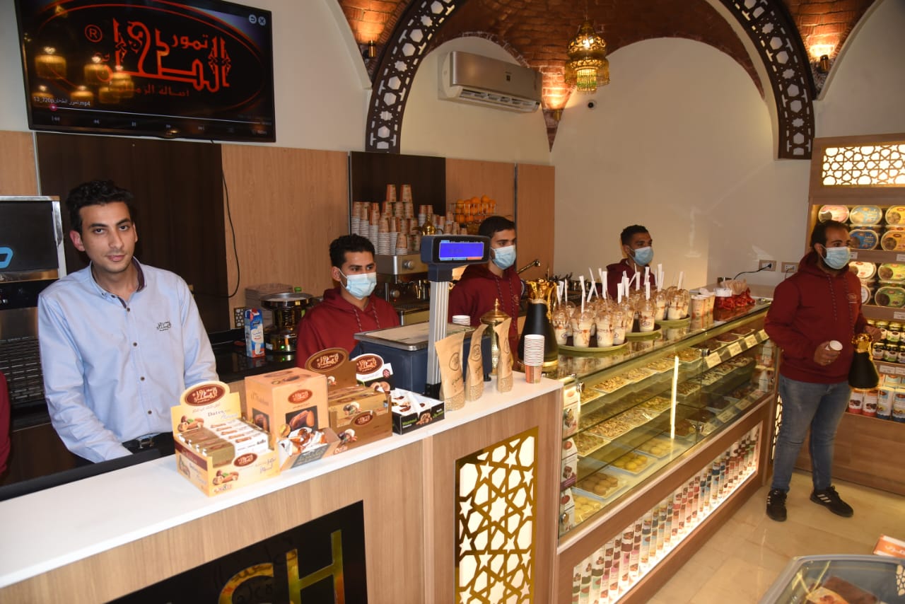 محافظ مطروح يفتتح احد منافذ شركات بيع منتجات التمور بمطروح