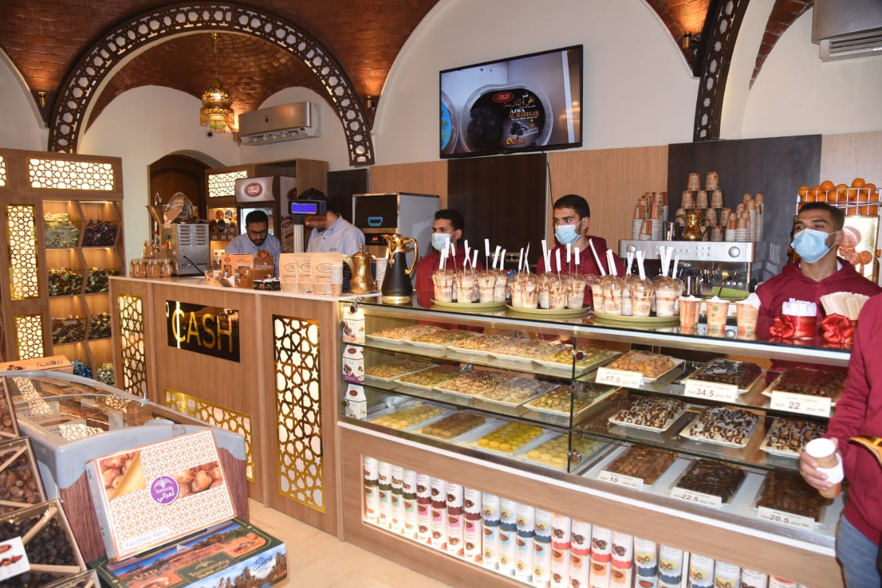 محافظ مطروح يفتتح احد منافذ شركات بيع منتجات التمور بمطروح