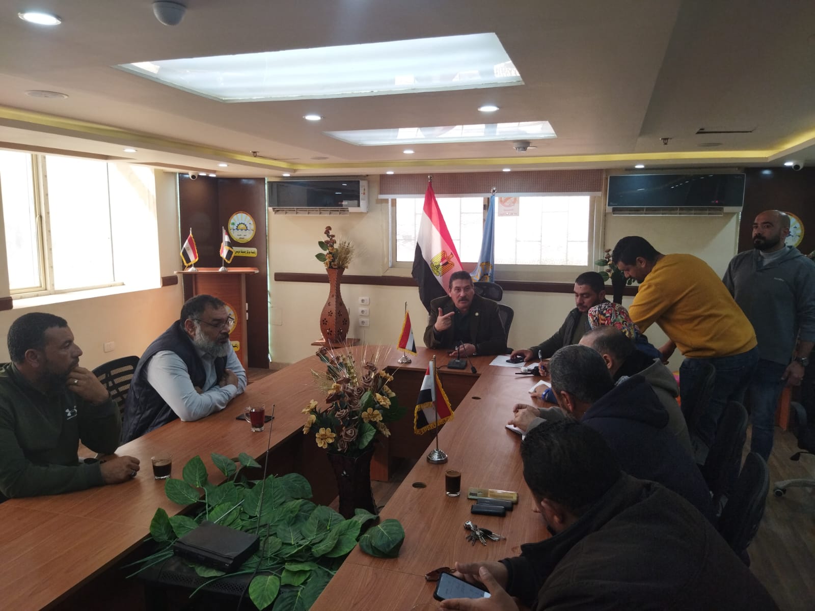 عبد المجيد يتابع موقف تنفيذ مشروعات البنية التحتية بمرسي مطروح
