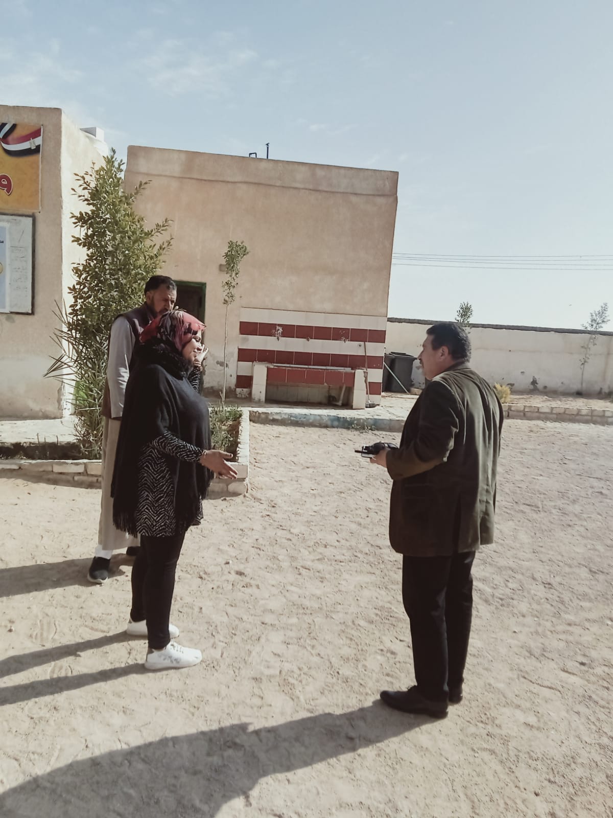 جولة ميدانية لرئيس مدينة مطروح بالمدخل الغربي بمنطقة وادي الرمل 
