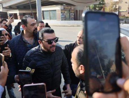 الحزن يسيطرعلى نقيب الموسيقيين فى وداع صديقه حلمى بكر.. صور