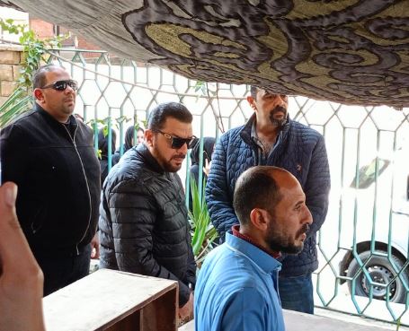 الحزن يسيطرعلى نقيب الموسيقيين فى وداع صديقه حلمى بكر.. صور
