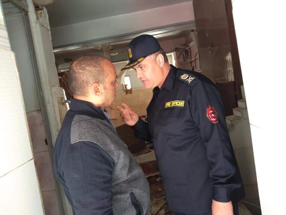 تفحم شقة اثر انفجار ماسورة غاز بعقار الزاوية الحمراء .. صور