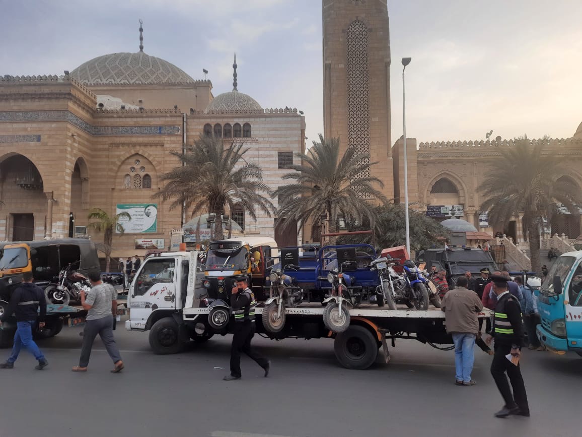 رئيس جهاز مدينة 6 أكتوبر  يقود حملة لضبط المخالفات ورفع الإشغالات .. صور