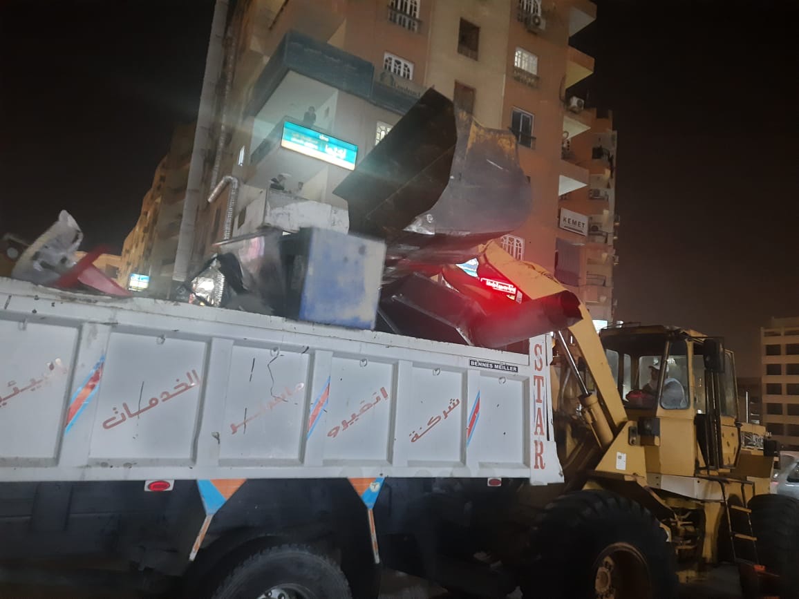 رئيس جهاز مدينة 6 أكتوبر  يقود حملة لضبط المخالفات ورفع الإشغالات .. صور