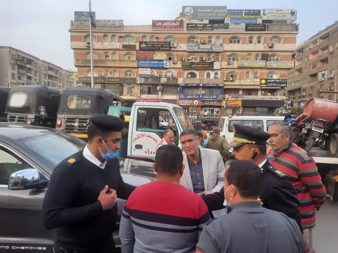 رئيس جهاز مدينة 6 أكتوبر  يقود حملة لضبط المخالفات ورفع الإشغالات .. صور