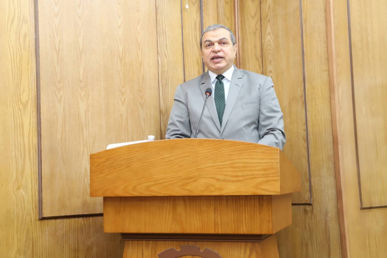سعفان ومحافظ قنا يسلمان شهادات اتمام التدريب على 7 مهن  بمركز قفط والوحدة المتنقلة