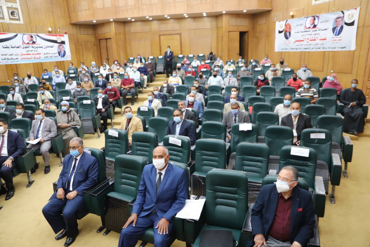سعفان ومحافظ قنا يسلمان شهادات اتمام التدريب على 7 مهن  بمركز قفط والوحدة المتنقلة