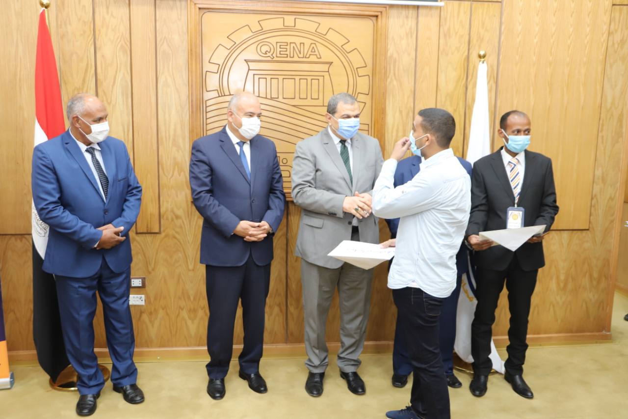 سعفان ومحافظ قنا يسلمان شهادات اتمام التدريب على 7 مهن  بمركز قفط والوحدة المتنقلة