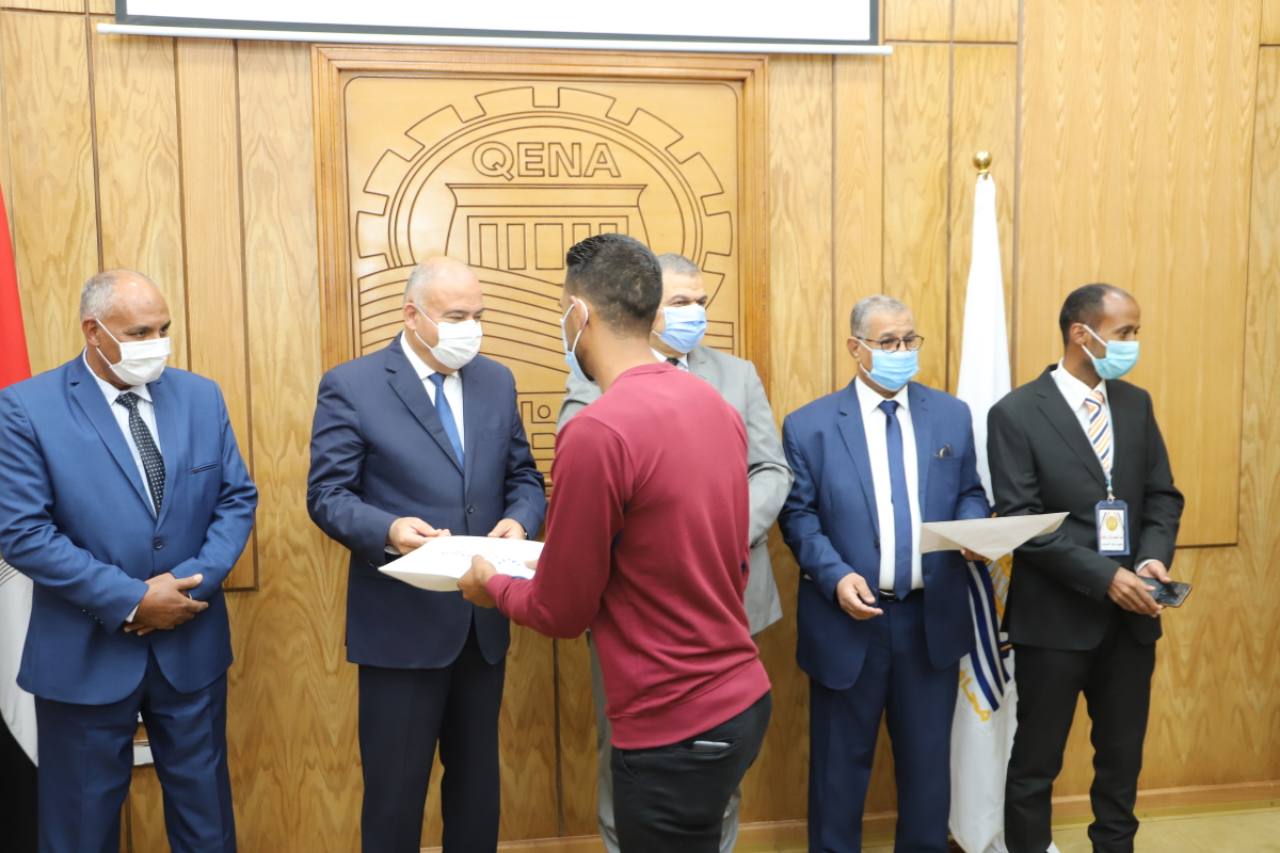 سعفان ومحافظ قنا يسلمان شهادات اتمام التدريب على 7 مهن  بمركز قفط والوحدة المتنقلة